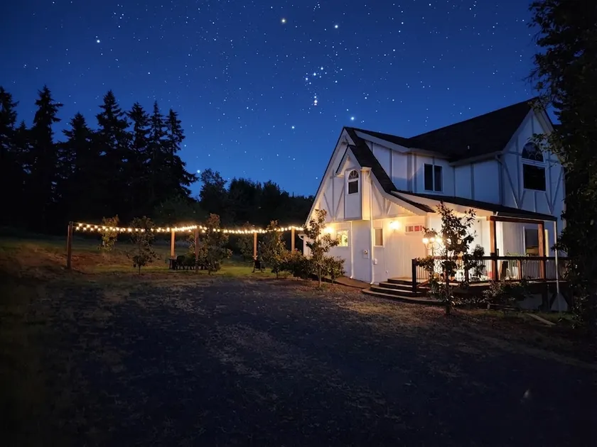 Modern TUDOR -HOT TUB- 20 Acre Very Close to Falls - Image 1