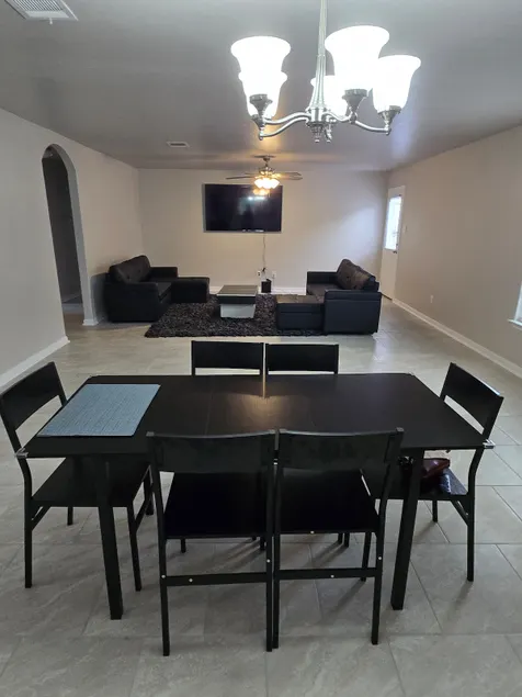 spacious 4 bedrooms 2 baths - Image 1