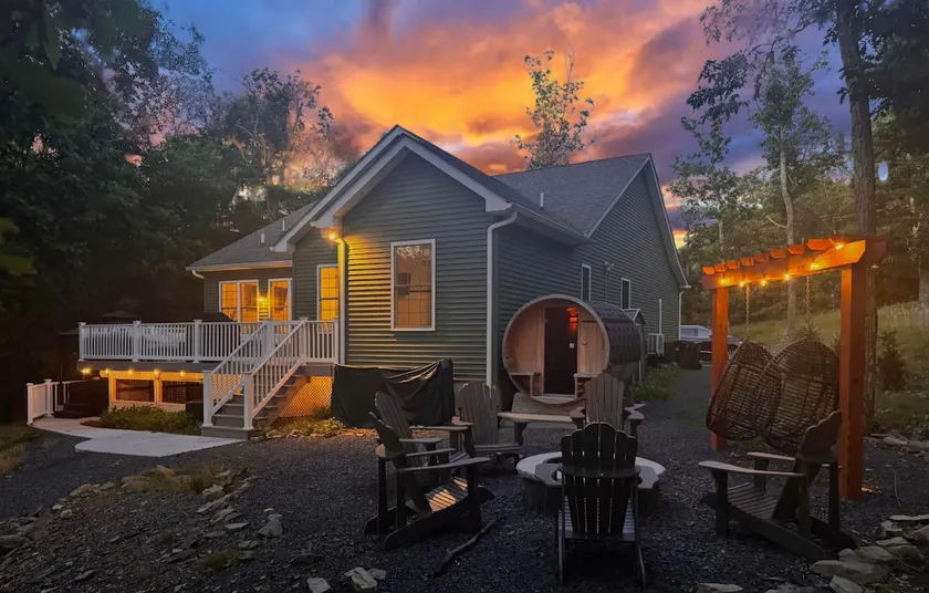 Poconos Hilltop Lakehouse: Lakefront/Spa/Sauna - Image 1