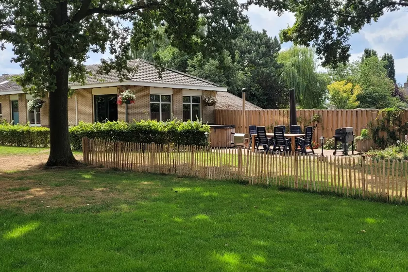 Wellness bungalow met sauna & hottub - Image 1
