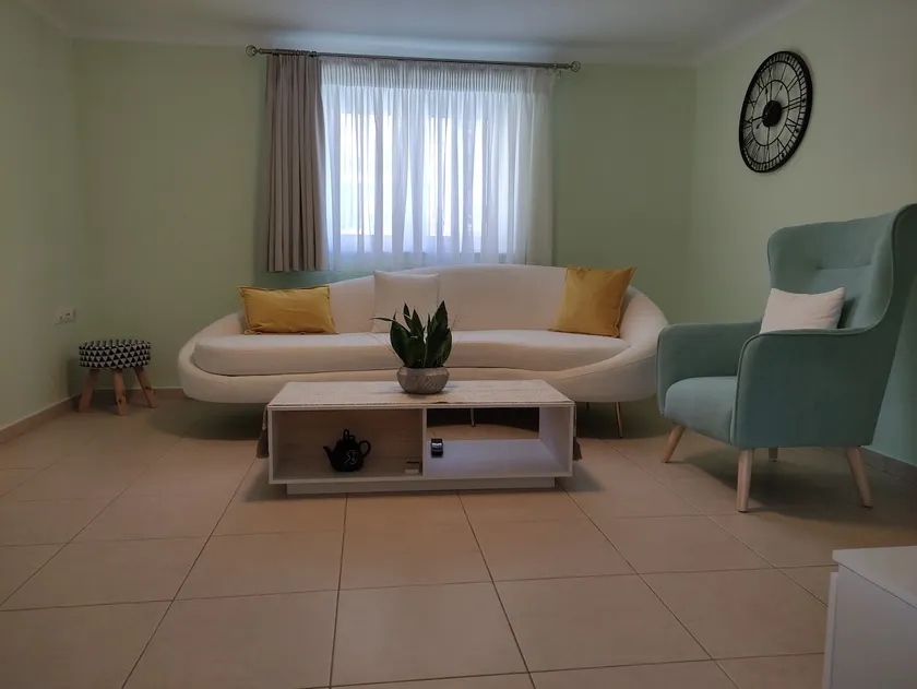 Comfortable, central detached house - Image 1