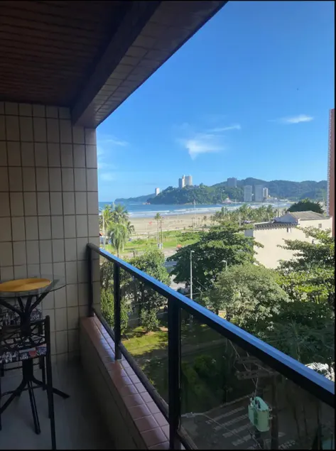 Beautiful beachfront flat with balcony and parking space - Image 1