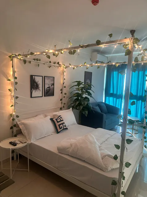Comfort Haven: 4-Poster Bed, Fast WiFi, Work Desk - Image 1