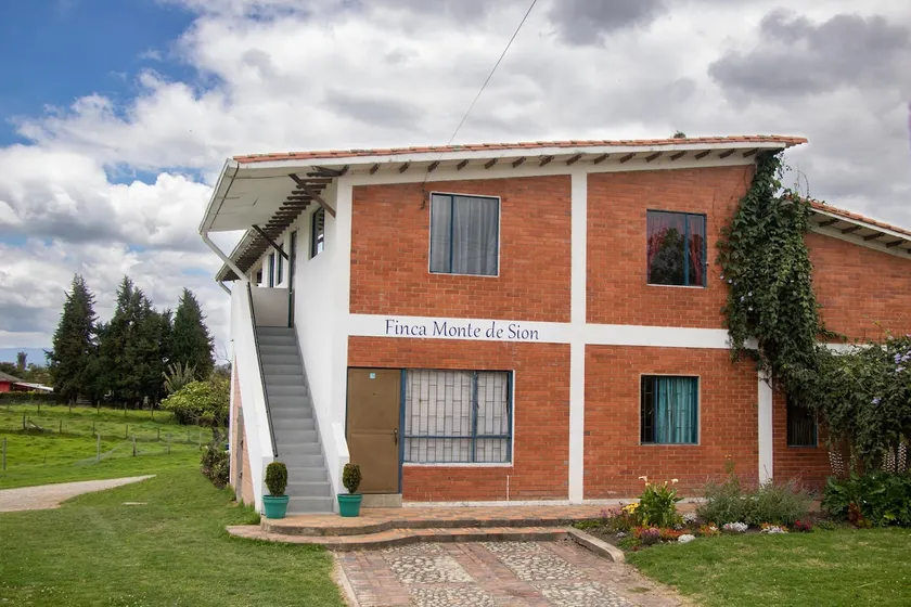 modern quiet country house - Image 1