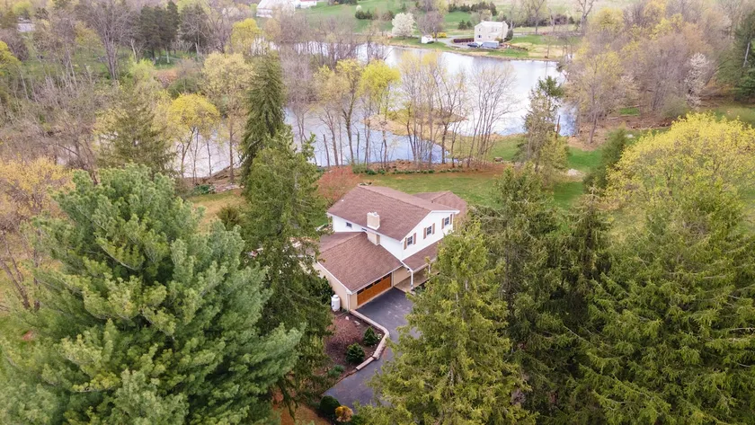 Private • Creekside • Fireplace • King bed • WiFi • Patio • BBQ - Image 1
