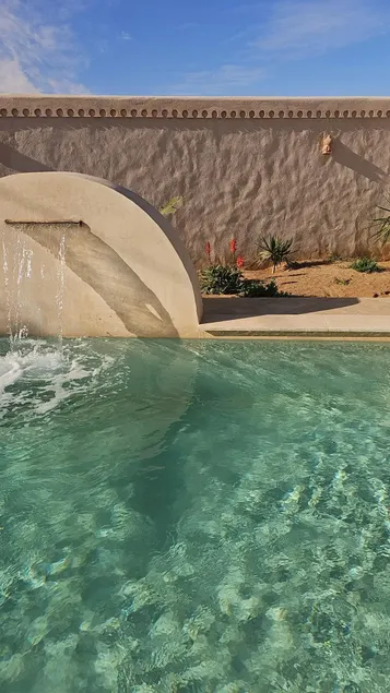 Typical high standing villa with pool - Image 1