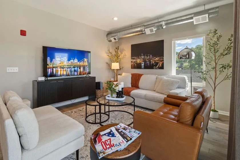 Modern Condo with Skyline View & Parking - Image 1