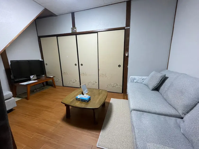 Entire house, great for a vacation, 2 stations away, great for groups and families, close to a hot spring facility - Image 1