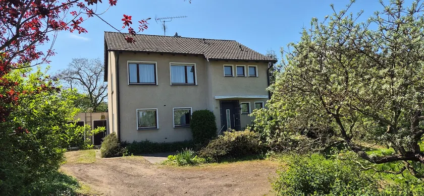 Entire idyllic suburban house - Image 1