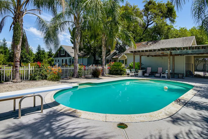 Deck & Fire Pit! Quiet Home Near Sacramento River - Image 1