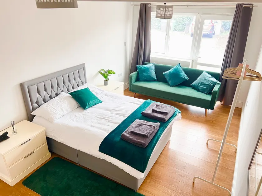 Rose House- 6 bedrooms-12 guests - Image 1