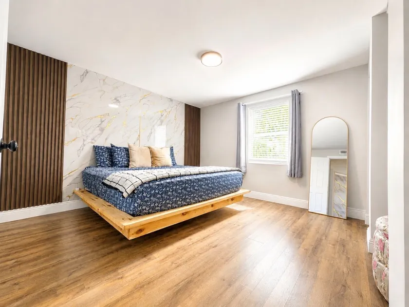 King Bed and Sofa Bed Apartment - Image 1