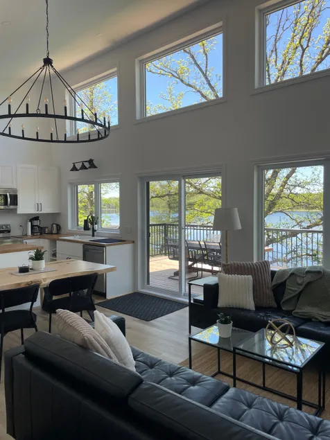 Cozy Lakefront Escape • Kayaks, SUPs & Pedalo - Image 1