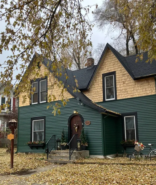 Walk downtown 3bdrm 4 bds 2 bathrm State certified - Image 1