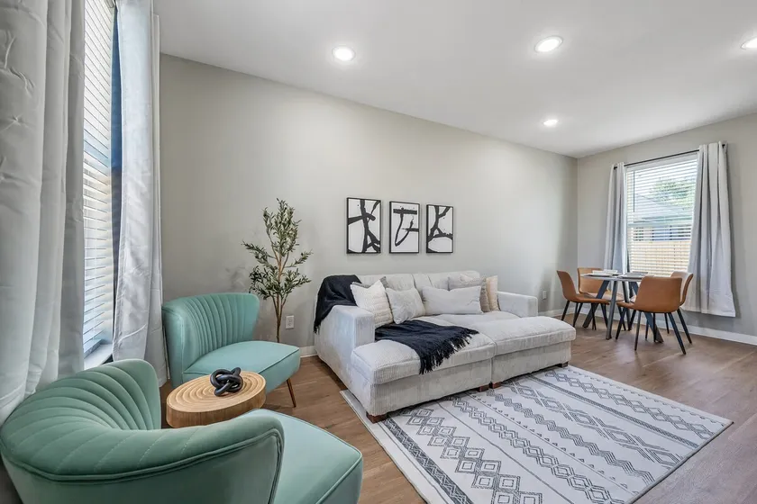 Stylish Townhome 2 Blocks from Hospitals - Image 1