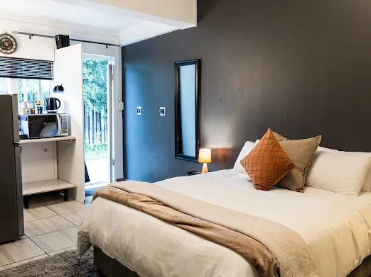 Modern Cozy Bachelors Pad in the Heart of the City - Image 1