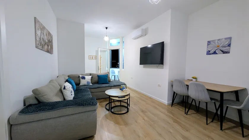 Cozy Stay with Free Parking and Mountain View - Image 1