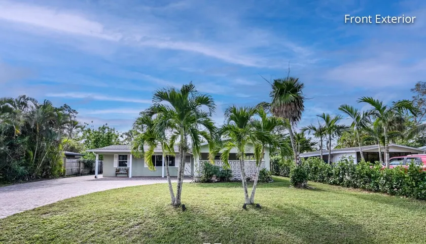 Your Coastal Escape in Naples! - Image 1