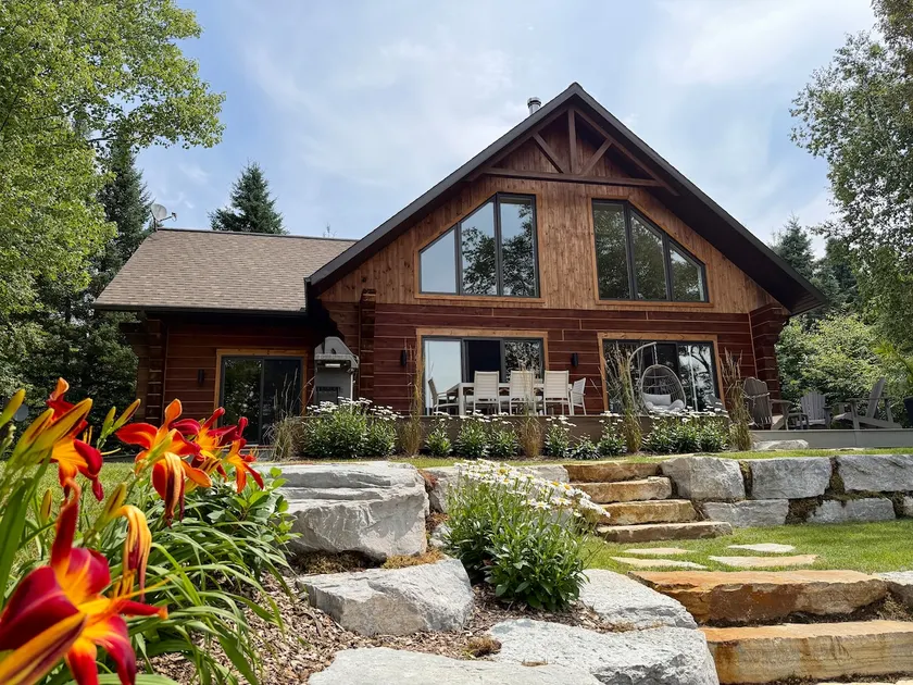 Rustic waterfront cottage - Image 1