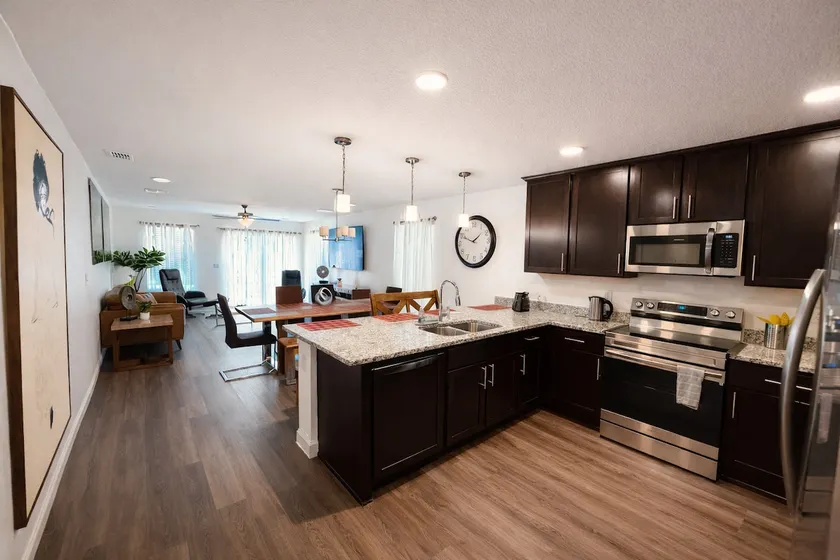 Modern Riverside Home •4BR Sleeps 8. Near Downtown - Image 1