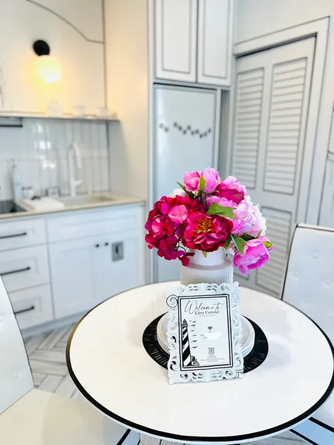 Cozy Canvas- Kng Bd w/ kitchenette & private deck - Image 1