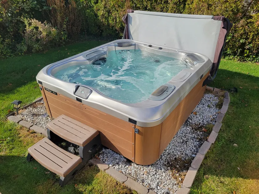 Escape to the Country Home/ Patio with Whirlpool - Image 1