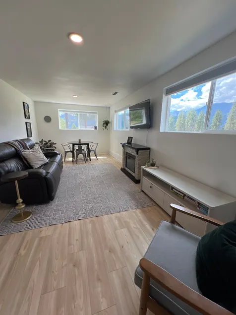 1.5 Miles from Town & Mountain Views! - Image 1