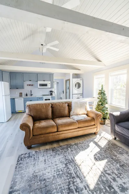 Cozy Winter Suite & Hot Tub - Image 1