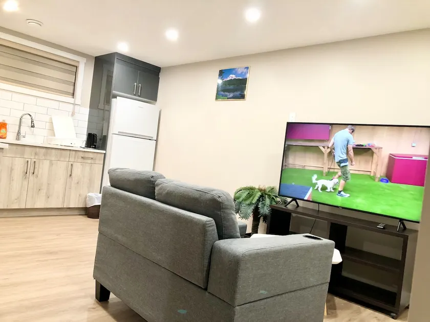 Spacious private unit with separate entrance - Image 1