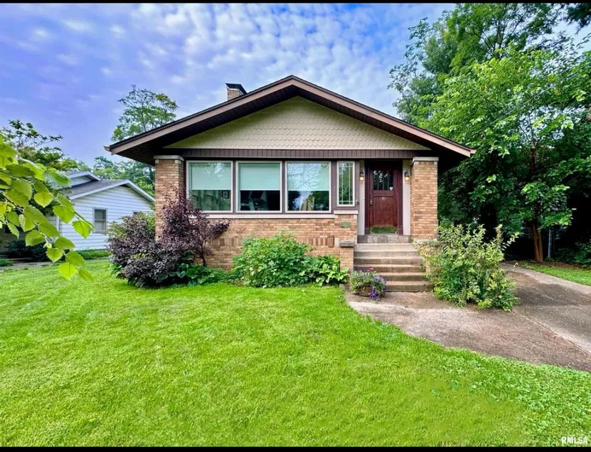 Peoria Heights Cozy Cottage - Image 1