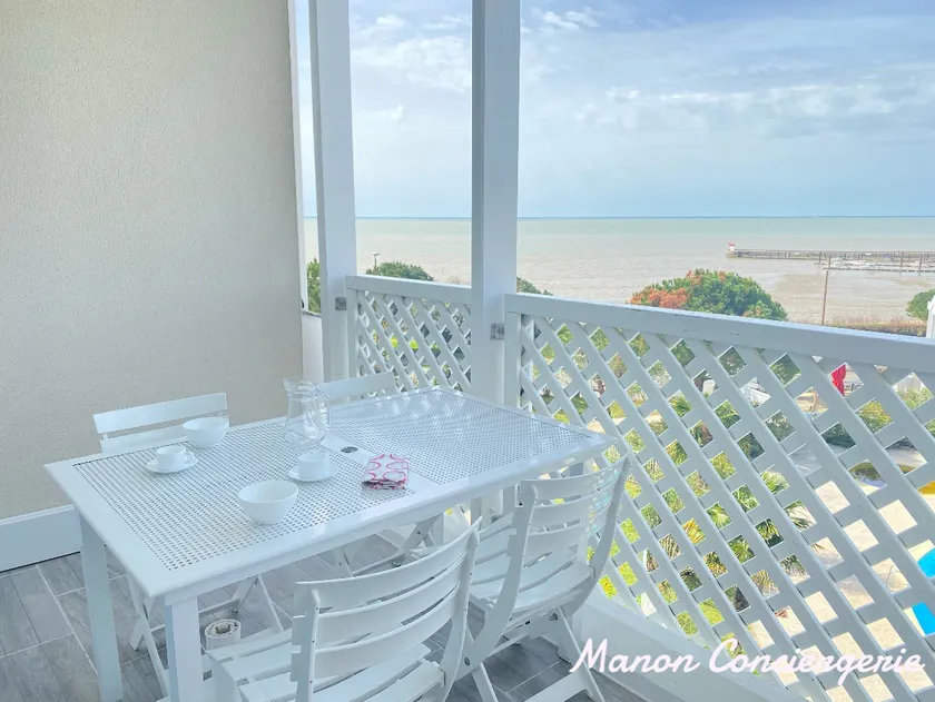 South Beach Apartment with Beautiful Sea View & Pool - Image 1