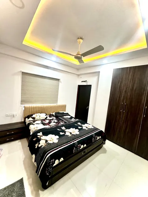 Cozy 2BHK with Balcony & Kitchen - Image 1