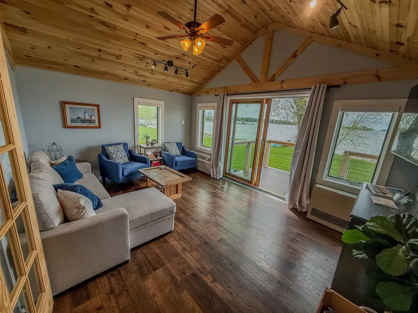 SLR River Retreat Waterfront Cottage - Image 1
