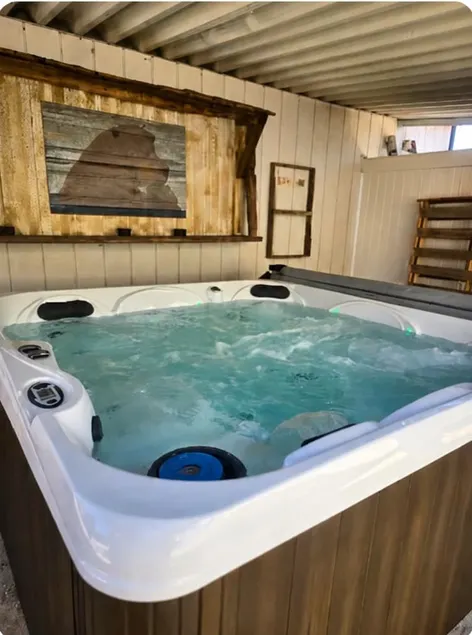 Unique Montana Retreat *Hot Tub * Sleeps 8 + Bar - Image 1