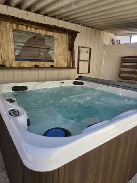 Unique Montana Retreat *Hot Tub * Sleeps 8 + Bar - Image 1
