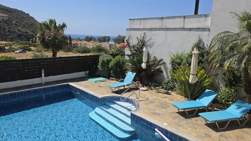 Luxusvilla mit privatem Pool, gepflegtem Garten und Meerblick - Image 1