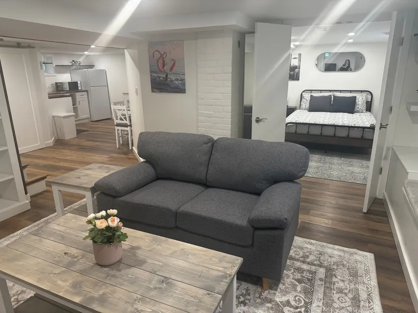 Free Parking! Large 1 BR Basement Suite Downtown! - Image 1