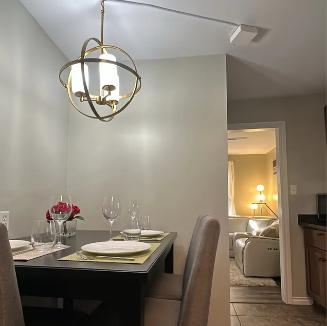 Charming & Modern 2 BR Home, Convenient Location! - Image 1