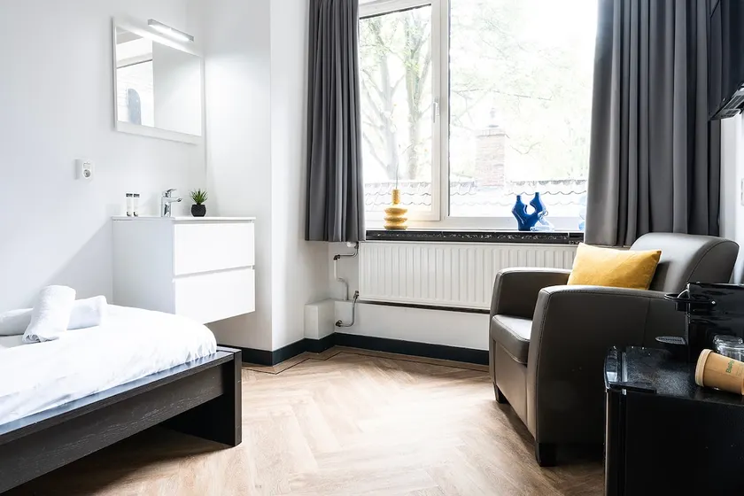 Budget room w kitchen, Station close, Wifi Access - Image 1