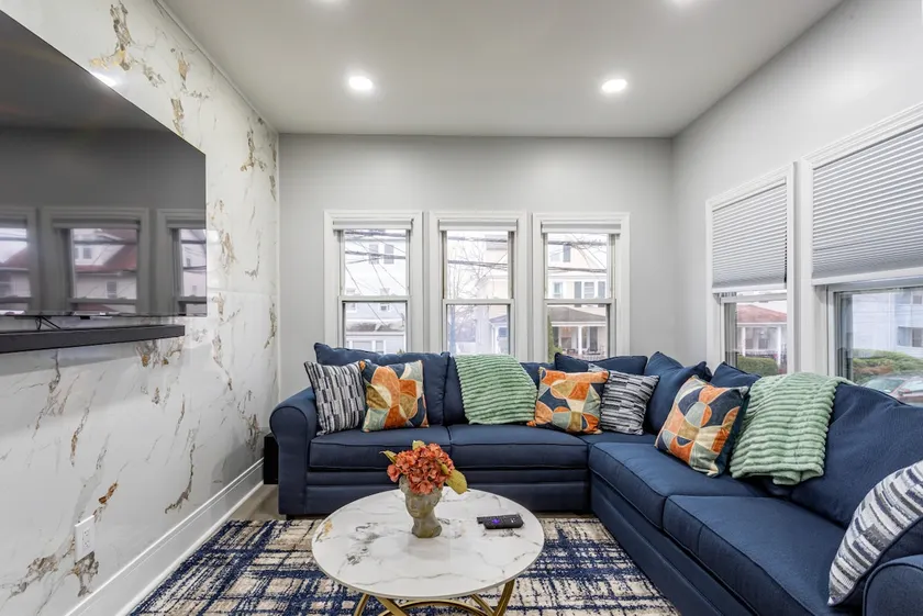 Modern Escape 3BR Apt with Parking - Image 1