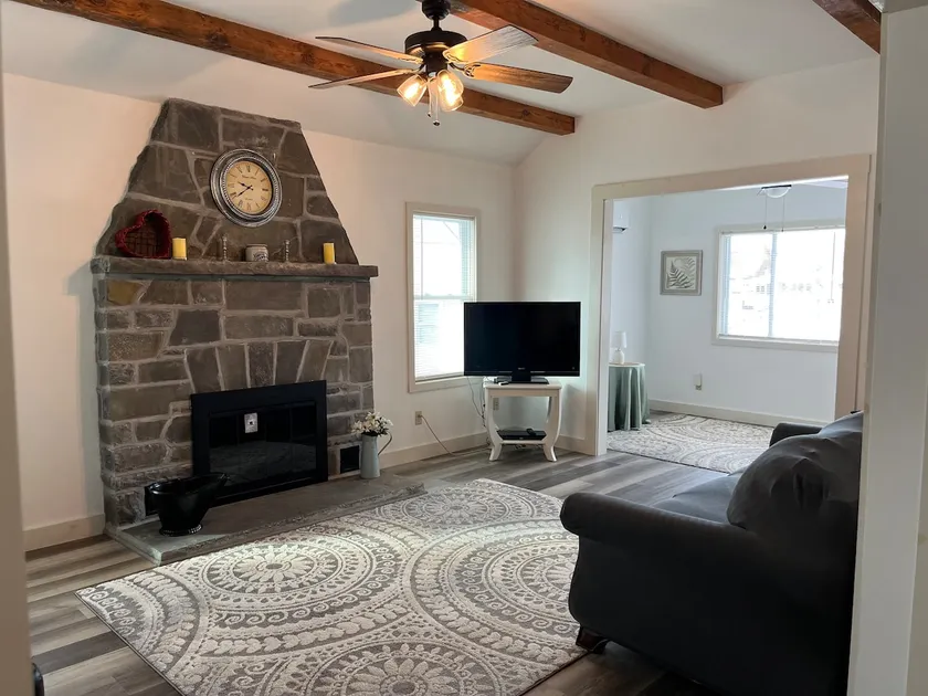 Creekside 2BR, near popular towns and attractions - Image 1