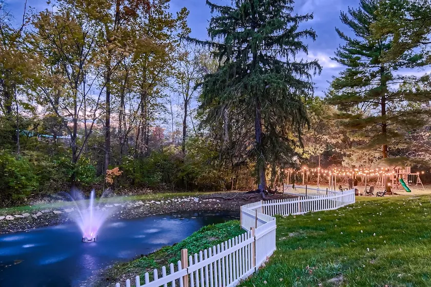 Modern style farmhouse, huge backyard, pond & barn - Image 1