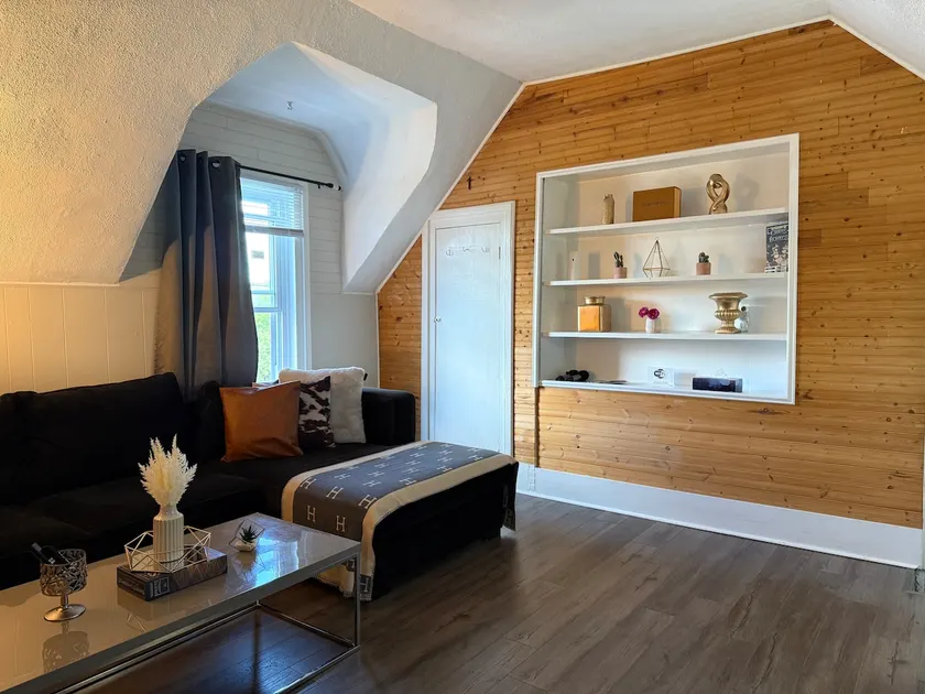 Charming Waterfront Loft+NearShops+Scenic+LakeView - Image 1