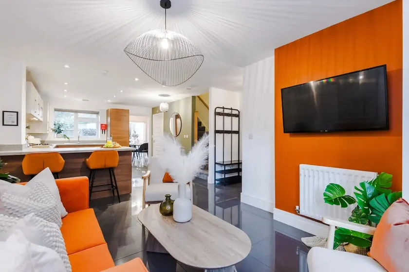 Stylish Central House | Ideal for Work or Leisure - Image 1