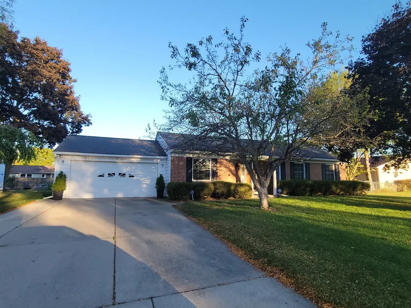 A 4BR/2BA house in a safe and quite neighborhood. - Image 1