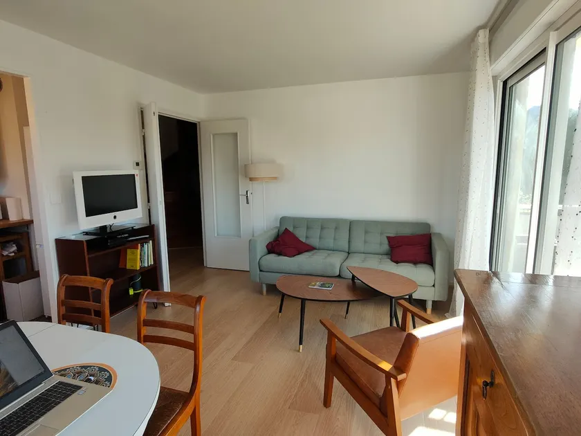 3-bedroom south-facing waterfront duplex, 2 balconies - Image 1