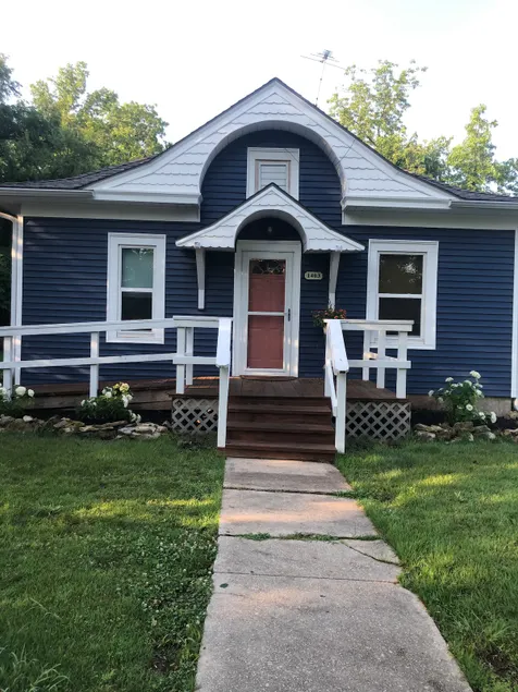 Cozy Blue Bungalow near College - Image 1