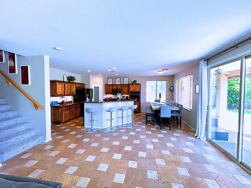 Calming 5 Bed, 3 Bath, in Good Location - Image 1