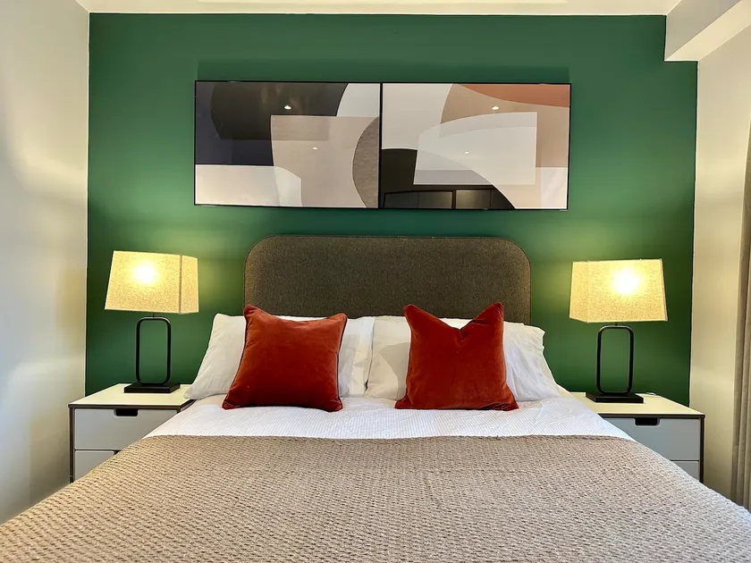 Stunning City Centre Duplex with Free Parking - Image 1