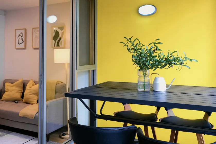 Luxe City Stay: Free Parking, Spa&Pool - Image 1